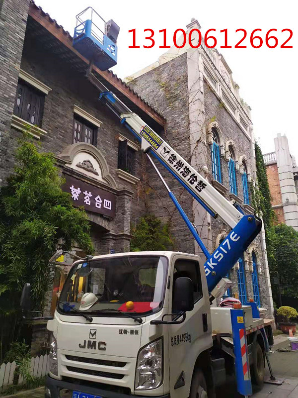 18米高空车修补房屋屋顶施工现场