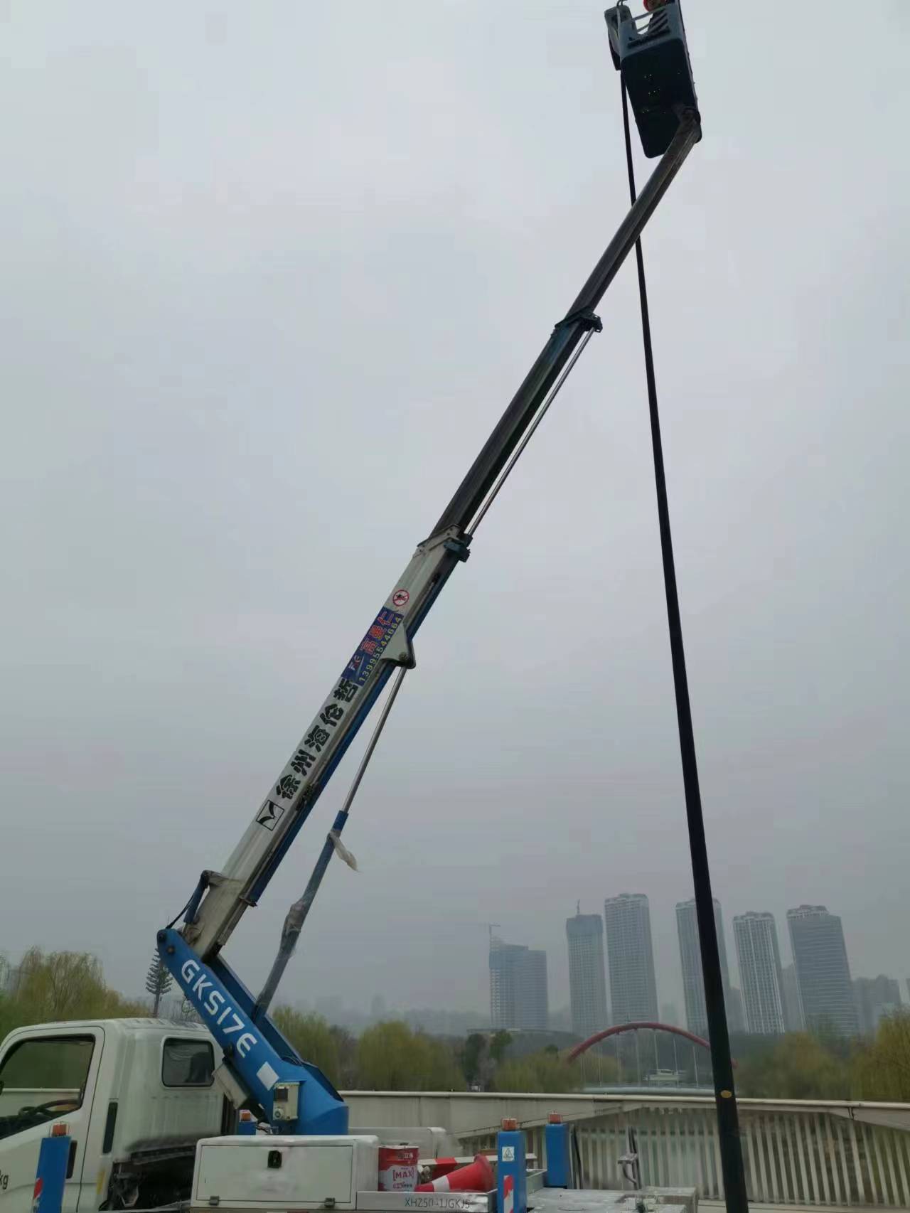 洪山区18米直臂登高车维修安装路灯施工现场，载人操作方便